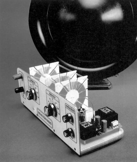 Radio reakcyjne Słuchanie w stylu retro za sií w oku kríci. Imponuj¹ce cewki, jarz¹ca sií lampa, zadziwiaj¹ce drewniane chassis. Czyøby kolekcjonerski odbiornik z dawnych czasûw?