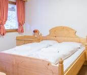 Sylwestrową Bal Sylwestrowy z muzyką, dj em i motywem przewodnim Zakwaterowanie w pokoju wg cennika Wyżywienie HB -