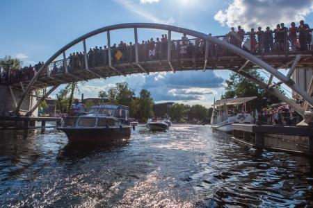 Nieopodal na wodniaków czeka nowoczesna marina. Patrząc z jej okien lub tarasu na kaskady Brdy i spienione wody przy śluzie, masz wrażenie, że płyniesz.