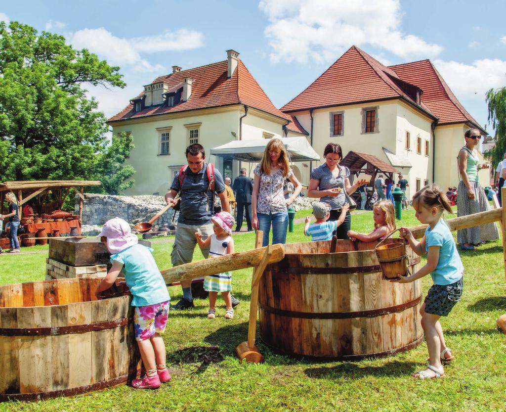 Święto Soli na dziedzińcu Zamku Żupnego Czerwiec June / Juni 2015 22 23 24 25 26 Dziecka Boże 1 2 3 Ciało 4 5 6 7 8 9 10 11 12 13 14 Nikodema, Konrada Marianny, Piotra Tamary Pauli Franciszka, Karola