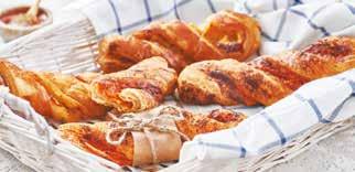 Czarna kawa, świeży, pachnący croissant lub chrupiąca