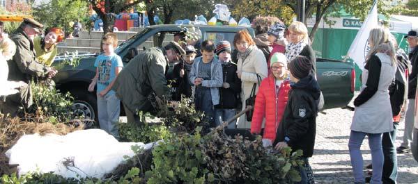 , zachęcając by większe ilości makulatury dostarczać bezpośrednio do bialskiej firmy Komunalnik, a na plac przynosić jedynie dokument specyfikujący ilość, opatrzony nazwą klasy i szkoły.