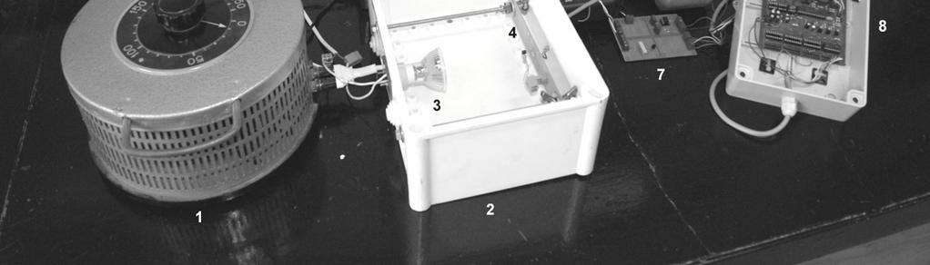 Laboratoryjne stanowisko pomiarowe do badania własności metrologicznych czujników termistorowych: 1 - autotransformator; 2 - obudowa z prowadnicami; 3 - żarówka halogenowa; 4 - płytka montażowa z