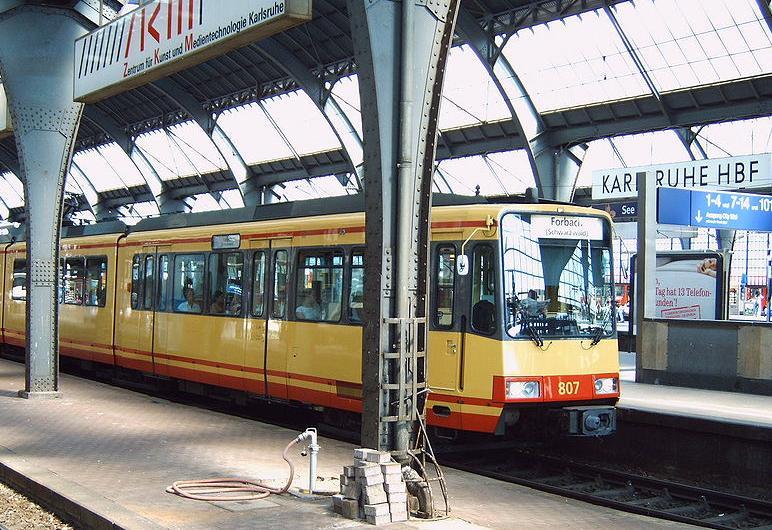 nowszej generacji przed Dworcem Głównym w Karlsruhe zdjęcie zostało zrobione we wrześniu 2013 r.