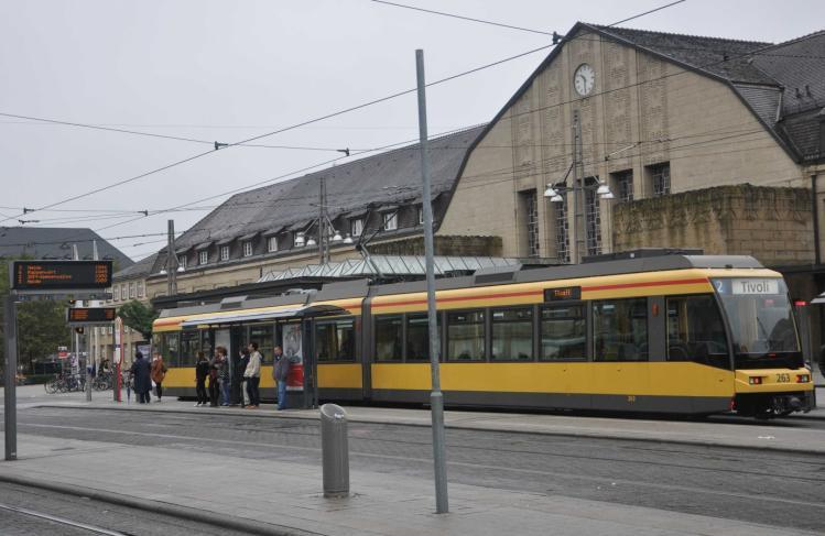 się po identycznej infrastrukturze co pociągi dużych prędkości w Niemczech - ICE DB. Rys. 3.