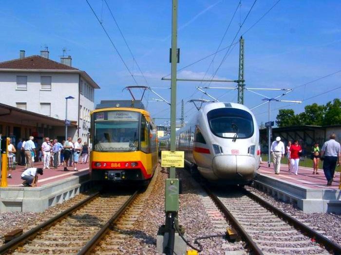 Tramwaj dwusystemowy nowszej generacji przed Dworcem Głównym w Karlsruhe [Fot. C.Kraśkiewicz] Rys. 5.