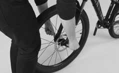 18 MONTAŻ Z OPAKOWANIA BIKEGUARD MONTAŻ Z OPAKOWANIA BIKEGUARD 19 Koło przedne z osą wtykaną Dokręć przecwnakrętkę szybkozamykacza jedyne o dwa obroty.
