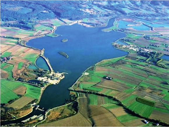 The Pilzno Lake in Strzegocice and Mokrzec (Kruszgeo, 2012) w zasobach w strefach granicznych pojedynczych kopalń i nie ułatwia kompleksowej rekultywacji i zagospodarowania terenów po