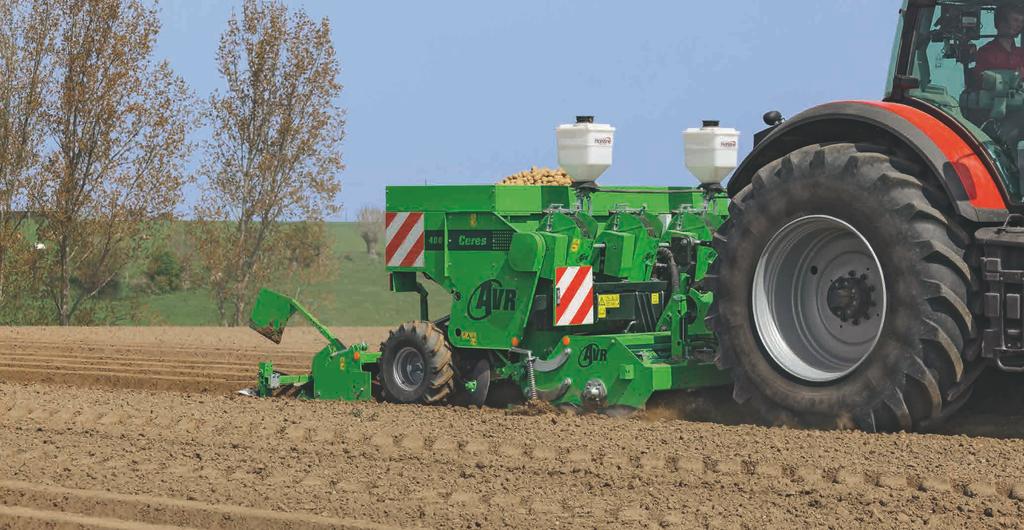 Sadzarkę można opcjonalnie wyposażyć w wywracany hydraulicznie zbiornik o pojemności 1,9 tony (2,1 tony dla wersji 4x90).