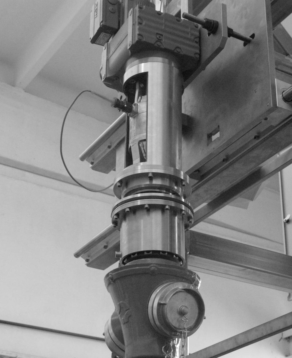 PROBLEMY EKSPLOATACJI 222 3-2008 sokość hydrantów wynosi od ok. 1,0 do 2,45 m, a kołnierze przyłączeniowe do rurociągu mają trzy standardowe rozmiary. W związku z tym na stanowisku badawczym (rys.