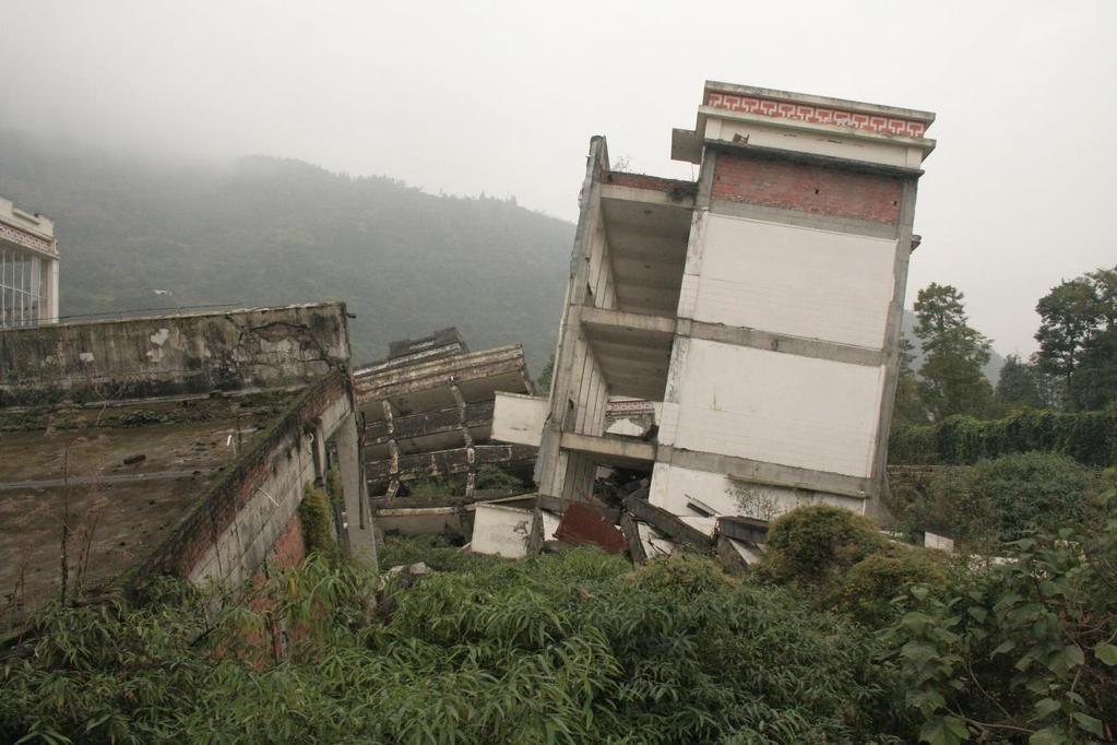 Zniszczona zabudowa z płyt betonowych w epicentrum trzęsienia