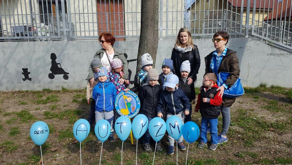 IX. W kwietniu tego roku już po raz czwarty wraz z mińskimi instytucjami i szkołami zaświeciliśmy się na niebiesko dla autyzmu.