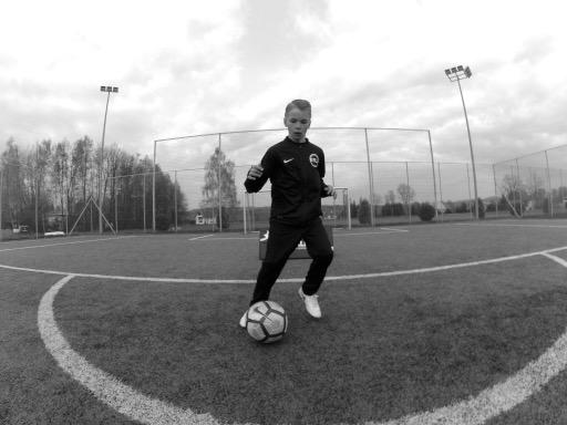 Obóz dedykowany dla zawodników i zawodniczek w wieku 7-16 lat. Dla zawodników, którzy chcą poprawić swoje umiejętności piłkarskie.
