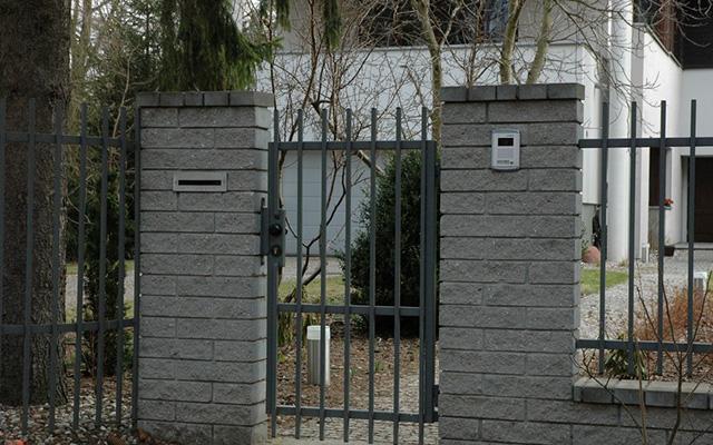 OGRODZENIA Z PUSTAKÓW BETONOWYCH SYSTEM OGRODZENIOWY Z PUSTAKÓW ŁUPANYCH AMERFENCE Ogrodzenie to niezwykle ważny element posesji.