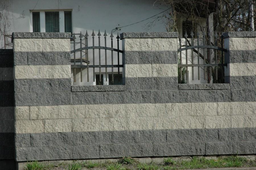 Na szczęście dostępne są na rynku produkty, które swoim wyglądem imitują kamień, wykazując przy tym wysokie walory użytkowe i odporność na działanie występujących w Polsce