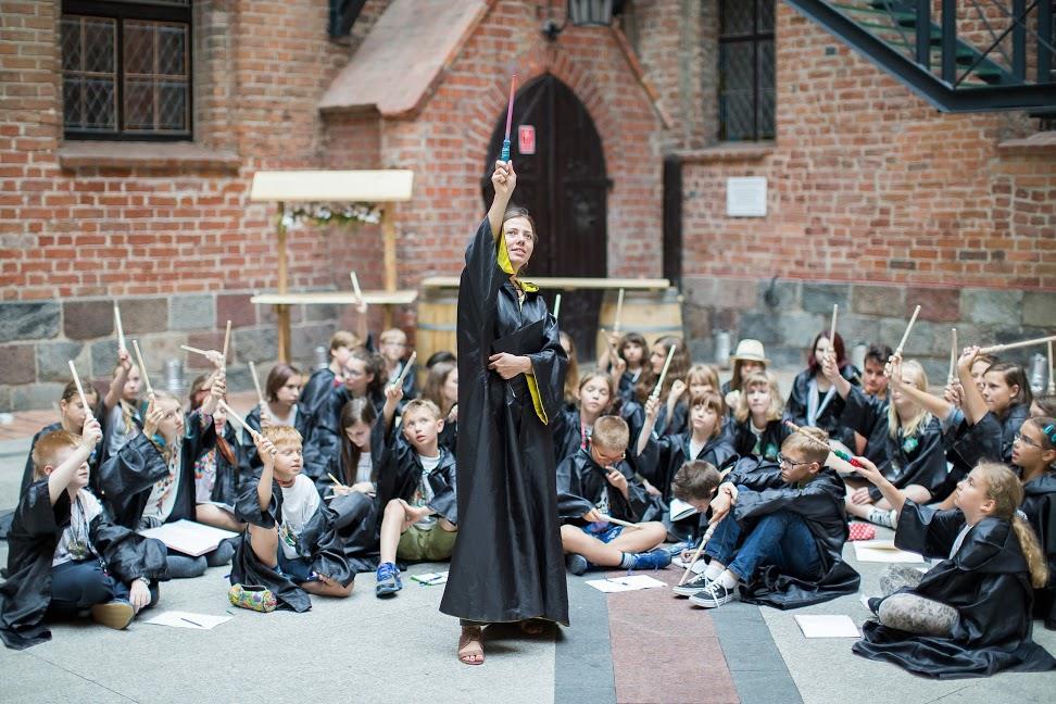 d. Wydział Dyplomacji i Rozwoju ***: przedmioty: Arkana dyplomacji (sztuka negocjacji, mediacji), Retoryka dworskie sztuczki dyplomacji (dyskusja, obrona przed intrygami, zawieranie sojuszy), Gambit
