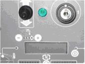 OBSŁUGA URZĄDZENIA WYŚWIETLACZ LCD Po uruchomieniu stacyjki na wyświetlaczu LCD znajdującym się na pulpicie sterującym mogą pojawią się informacje na temat stanu maszyny.