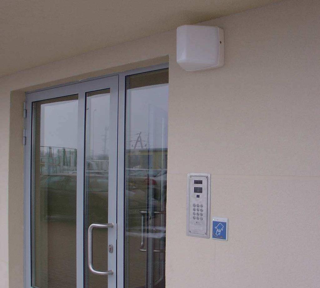 Podstawa i klosz wykonane są z odpornego na uszkodzenia poliwęglanu. TYP KOD OPIS AVR72.011 64 186 77 600 142 1x11W TC/G23 230V 50Hz AVR72.111 64 100 41 174 297 1x11W TC/G23 230V 50Hz AVR72.