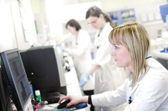 laboratorium aplikacyjnego, w którym zespół specjalistów opracowuje i