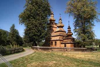Cerkiew w Kwiatoniu otacza niewysokie drewniane ogrodzenie wykonane z bali z dwiema bramkami, zwieńczonymi gontowymi daszkami z cebulastymi baniami.