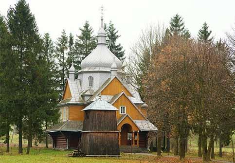 Ze względu na pochodzenie budowniczych powstał obiekt nietypowy dla Łemkowszczyzny, zachwycający jednak swoim pięknem i proporcjami. Bez wieżową cerkiew wzniesiono na planie krzyża greckiego.