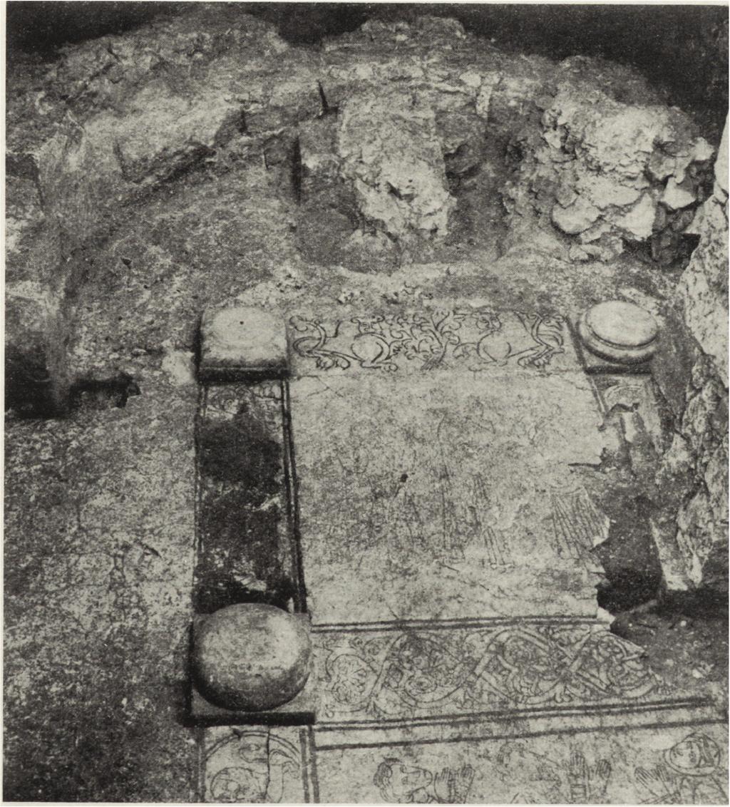 Wokół tych sakralnych obiektów został zbadany cmentarz, na którym pod jedną z płyt, również ze sztucznego kamienia, przy szkielecie znaleziono monetkę