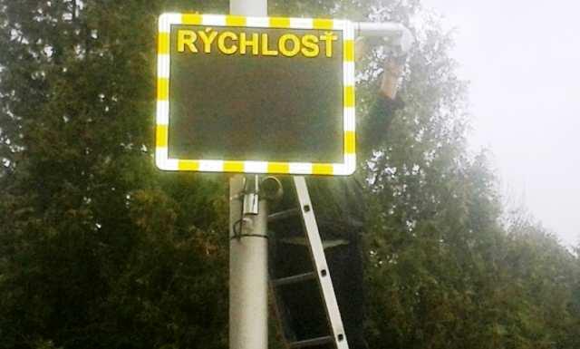 umiestneného v budove OcÚ ), ktorý meria rýchlosť motorových vozidiel v smere Spišská Stará Ves Červený Kláštor a druhý pasívny v lokalite Smerdžonka monitorujúci smer Haligovce Červený Kláštor