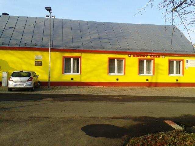 všetci zabávali pri vystúpení súboru TURNIOKI. Farebné reflektory dotvárali atmosféru a na scéne aj v hľadisku to sršalo energiou. Tešíme sa na budúci. Eva Lainczová... OBECNÉ NOVINY č.