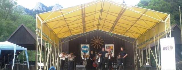 V predvečer letného slnovratu sa v amfiteátri pod Troma korunami rozozvučali tóny známej zvučky ohlasujúcej úvod 39. ročníka Zamagurských folklórnych slávností.