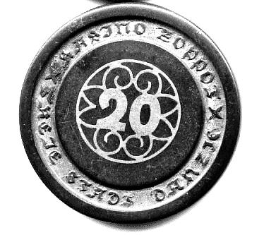 4 Żeton ma średnicę 37,2 mm Napisy dużymi literami pismem ozdobnym. Następnym żetonem jest żeton o nominale 20. Żeton plastikowy, barwy ciemnopurpurowej, obie strony żetonu o jednakowym rysunku.