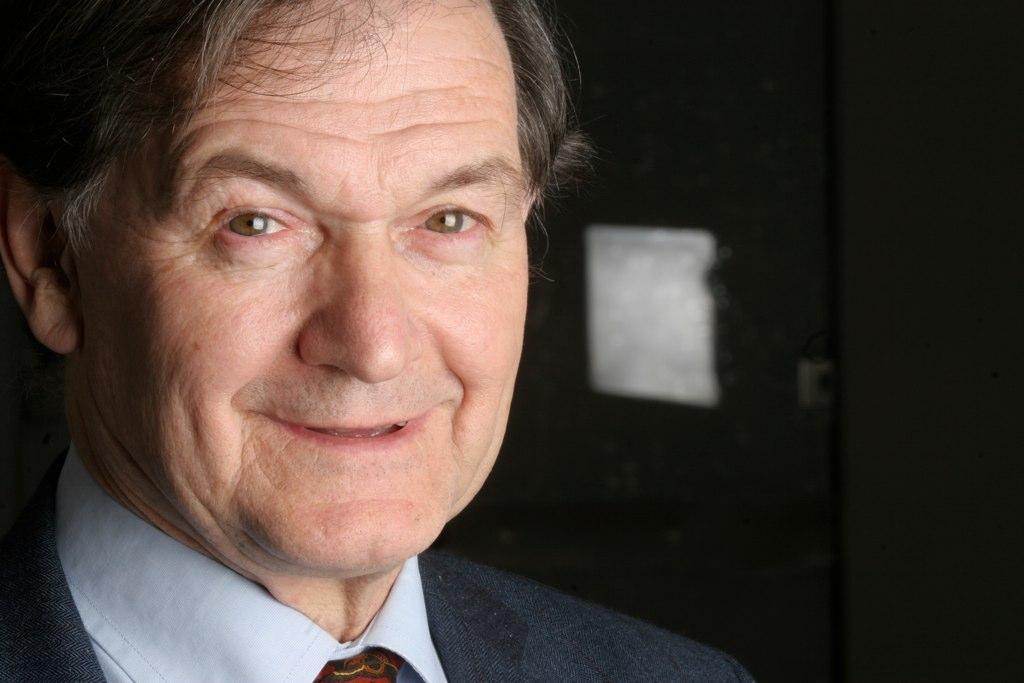 Roger Penrose Roger Penrose - urodzony 8 sierpnia 1931r. w Colchester w Anglii. Angielski fizyk i matematyk.
