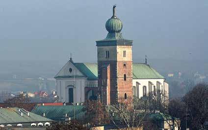 Wniesiono wówczas kamienny romański kościół, który przetrwał do pożaru w 1379 roku. Budowę nowej gotyckiej świątyni ukończono dopiero w znamiennym dla polskiej historii 1410 roku.