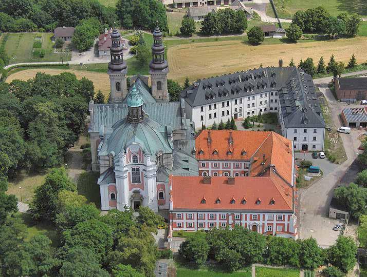 Klasztor w Lądzie nad Wartą początkowo był folwarkiem klasztoru w Łeknie. Jako samodzielne opactwo funkcjonuje od 1175 roku.