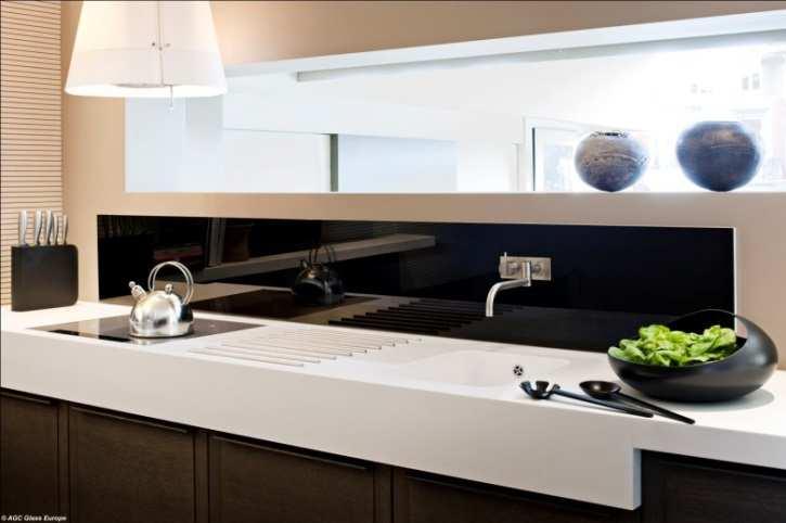 Specjalna uwaga dotycząca szklanych paneli kuchennych Szkło niehartowane może pękać w przypadku wystąpienia w jednej tafli szkła różnicy temperatur przekraczającej 30 C.