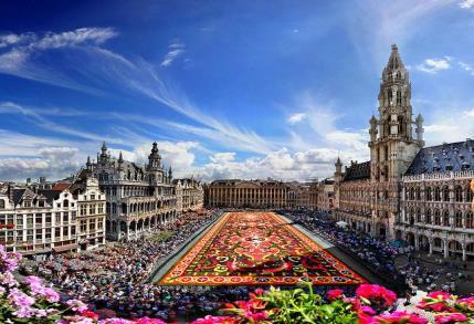 Huberta na Grand Place, Dom Króla, Wzgórze Treurenberg, Manneken Pis, Kościół Notre Dame du Sablon. W trakcie zwiedzania będziemy mieć czas wolny na indywidualne poznanie miasta i zakup pamiątek.