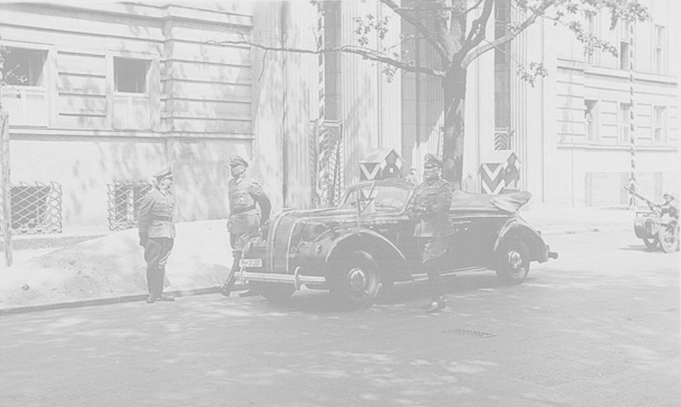 Warszawa, ulica Litewska, 7 września 1943 roku, godzina 10:00 Mężczyzna w mundurze SIPO o ostrych rysach twarzy przekroczył Marszałkowską i wszedł w ulicę Litewską. Obok niego szła kobieta z wózkiem.