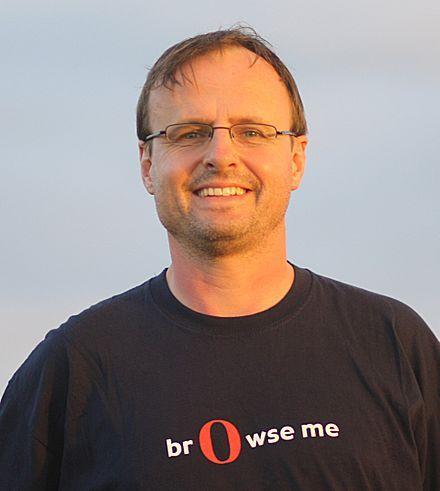 HTML i CSS CSS (Cascading Style Sheets) [Kaskadowe Arkusze Stylu] - pozwalają na przeniesienie a jednocześnie oddzielenie warstwy formatowania (prezentacji) od treści/danych.