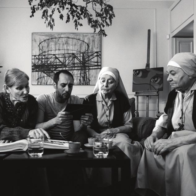ORECCHIE USZY Alessandro Aronadio Un supplente di filosofia vive in conflitto con il mondo intero, chiuso all interno di un esistenza fortemente frenata dal suo non voler scendere a compromessi.