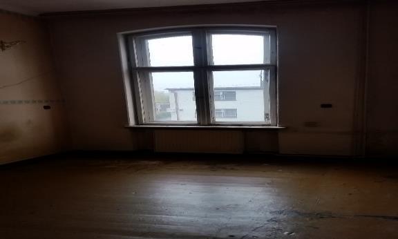 wyposażony w następujące urządzenia: instalację elektryczną, wodno-kanalizacyjną, centralne ogrzewanie.