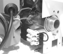 POD ÆCZENIE ELEKTRYCZNE Kocio zasilany jest z sieci elektrycznej o napi ciu 220 V i cz stotliwoòci 50 Hz.