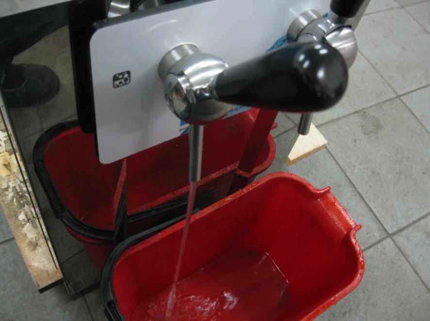 37. Otworzyć lewy nalewak (z wodą gazowaną z symbolem bąbelków ) i wylać 20 l wody w celu przepłukania instalacji wody gazowanej.