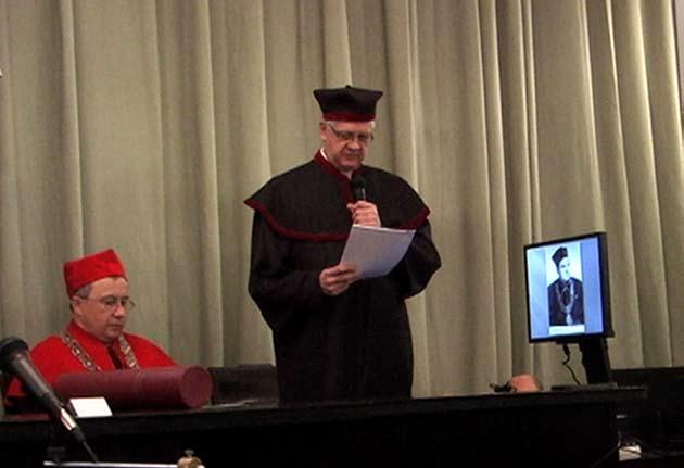 Prof. dr hab. Wielisław Papierz wygłasza laudację Bardzo pozytywne recenzje dorobku i osiągnięć kandydata do tytułu nadesłali: prof. dr hab. med.