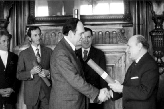 Andrzej Kurnatowski otrzymuje dyplom doktorski z rąk prof.