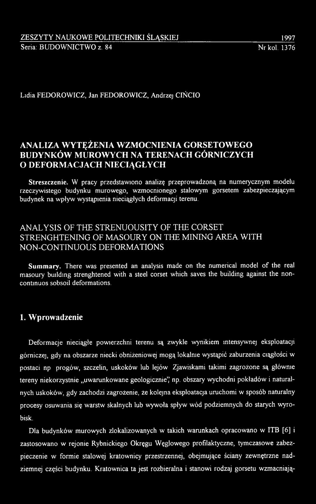 W pracy przedstawiono analizę przeprowadzoną na numerycznym modelu rzeczywistego budynku murowego, wzmocnionego stalowym gorsetem zabezpieczającym budynek na wpływ wystąpienia nieciągłych deformacji