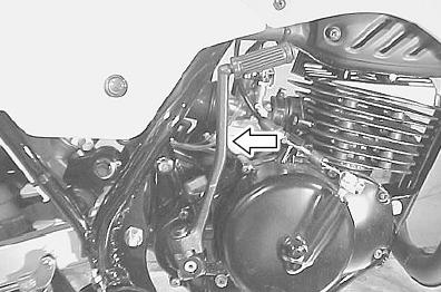 Gaźnik tego motocykla wyposażony jest w system zimnego rozruchu (ssania), który ułatwia uruchomienie silnika. W przypadku uruchamiania zimnego silnika należy nacisnąć w dół dźwigienkę ssania.