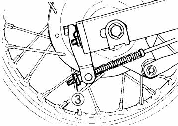 Regulacja hamulca tylnego Przed regulacją skoku pedału hamulca należy najpierw ustawić jego prawidłowe położenie.