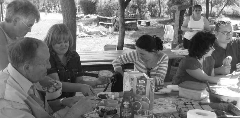 Na miejscu jest równie niewielka restauracja. Plan pikniku pocz¹tkowo zak³ada³ nie tylko wypoczynek ale i trochê pracy.