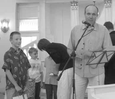 Ponadto na organach gra³ Dawid Œlusarczyk, a na skrzypcach towarzyszy³ mu Tomasz Kwieciñski.