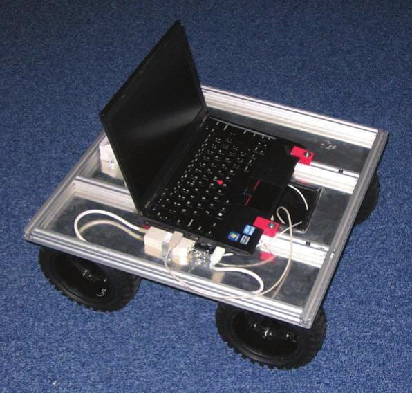 Modelowane dynamk moblnych robotów kołowych Na potrzeby realzacj badań dośwadczalnych robot został wyposażony w dodatkowy stelaż, laptop czujnk, natomast usunęto z nego manpulator obot SCUT w wersj