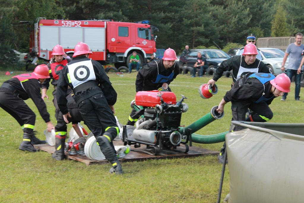 Gminne zawody sportowo-pożarnicze Na boisku w Masłońskim kilkudziesięciu strażaków ochotników dostarczyło wszystkim widzom sporą dawkę emocji.